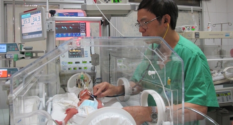 Bé Gấu - con trai Thiếu úy Đậu Thị Huyền Trâm: "Con phải sống cả phần đời của Mẹ"