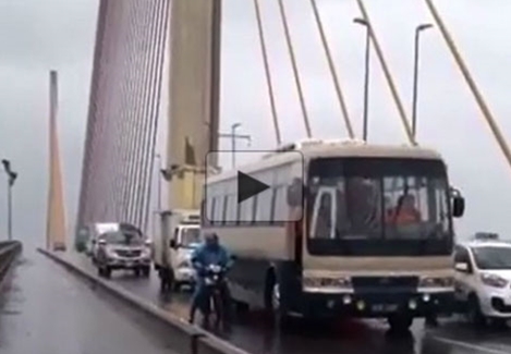 Lái xe Học viện Cảnh sát kể giây phút chắn gió cầu Bãi Cháy gây bão mạng