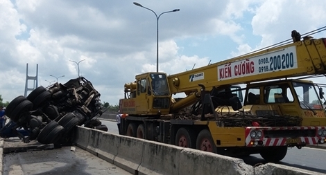 Xe tải lộn nhiều vòng rồi vắt ngang dải phân cách cầu Phú Mỹ