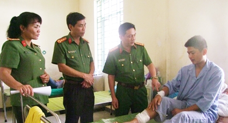 Dũng cảm cứu cụ bà trong đám cháy, Cảnh sát hình sự bị trọng thương