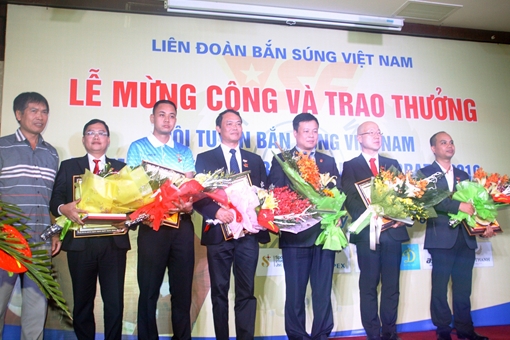 Tập đoàn Mường Thanh tặng quà xạ thủ Hoàng Xuân Vinh