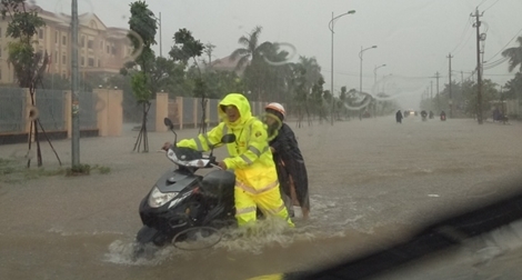 Công an tỉnh Quảng Bình huy động gần 500 CBCS giúp dân chống lũ