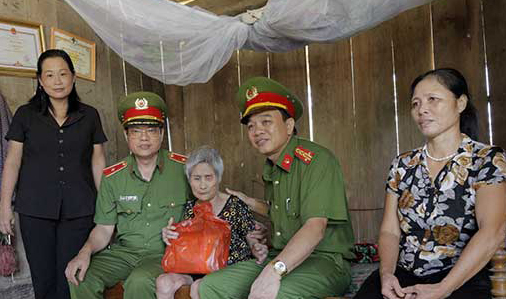 Tổng cục VIII – Bộ Công an đến với nhân dân vùng lũ huyện Hương Khê