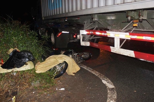 Ngất xỉu khi thấy mẹ và vợ chưa cưới tử vong dưới gầm xe đầu kéo