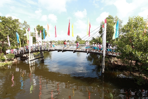 Người dân Đất Mũi với hoài niệm ớn lạnh về cây cầu bê tông trơ lõi sắt