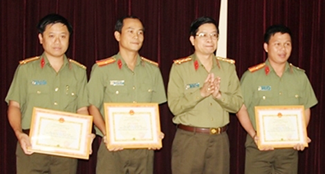Khen thưởng thầy giáo và học viên Đại học ANND cứu sống 3 em nhỏ đuối nước