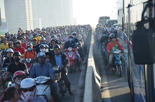 Giao thông ùn ứ trên cầu Sài Gòn vì va chạm giao thông