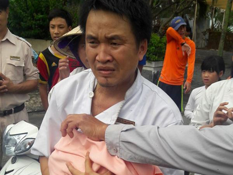 Một bé gái sơ sinh bị bỏ trong thùng rác