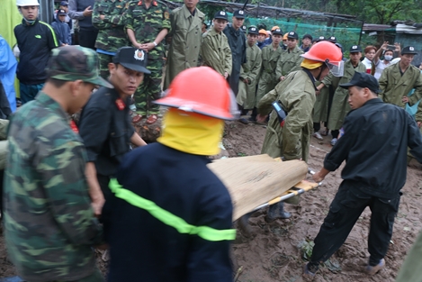 Hình ảnh nhói lòng từ hiện trường vụ lở núi kinh hoàng ở TP Nha Trang