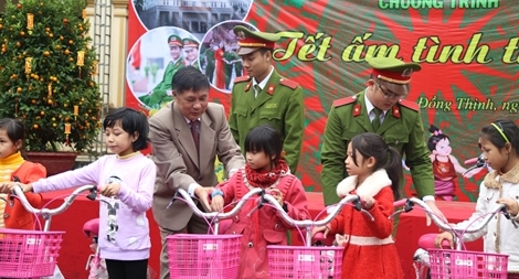 Học viện CSND mang “Tết ấm tình thương” đến bà con huyện Sông Lô