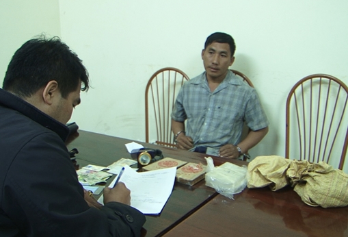 Vận chuyển 2 bánh heroin còn lao xe vào Cảnh sát để bỏ trốn