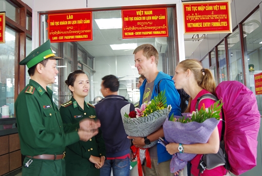 Hai khách quốc tế đầu tiên vào Việt Nam bằng thị thực điện tử qua Cửa khẩu Lao Bảo