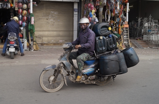 Ngán ngẩm nhìn những chiếc xe làm xấu xí thêm giao thông Thủ đô