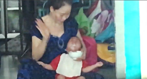 Uất nghẹn cảnh bảo mẫu "tra tấn" các em bé khi cho ăn