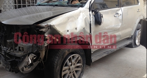 (HOT) Cận cảnh chiếc xe bị bắn hạ trong vụ 100 bánh heroin