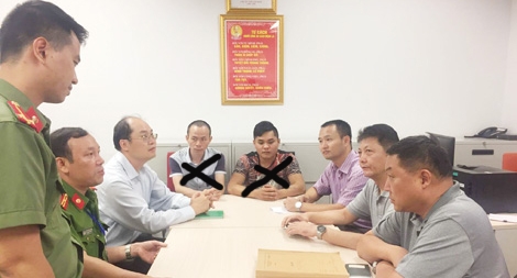 Hai đối tượng người Trung Quốc trốn truy nã sang Việt Nam ra đầu thú