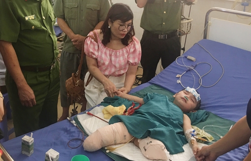 Tảng đá hàng trăm tấn lăn vào nhà, bé trai 3 tuổi bị đè nát 2 chân