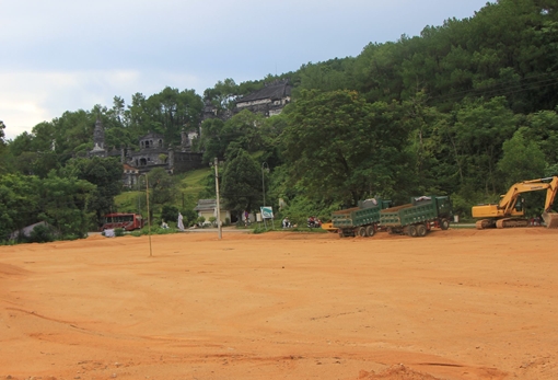 Đồn thổi thông tin bãi đỗ xe lăng vua Khải Định xâm phạm cảnh quan di sản