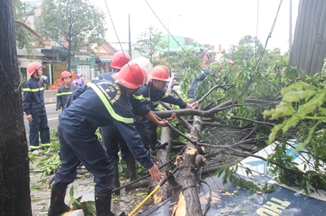 Lực lượng CAND bám địa bàn, giúp dân khắc phục hậu quả bão số 10