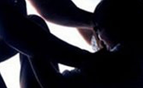 Nam thanh niên chạy trốn khi gặp cướp để bạn gái bị hiếp dâm