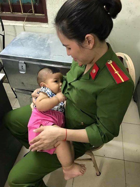 Thiếu úy Cảnh sát chăm sóc bé trai bị bỏ rơi
