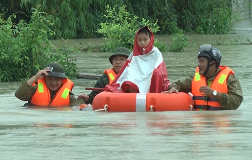 Lực lượng CAND bám địa bàn, giúp nhân dân trong mưa lũ