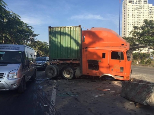 Xe đầu kéo cày nát dải phân cách lúc rạng sáng