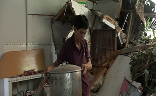 Sạt lở đồi làm 5 căn nhà bị sập