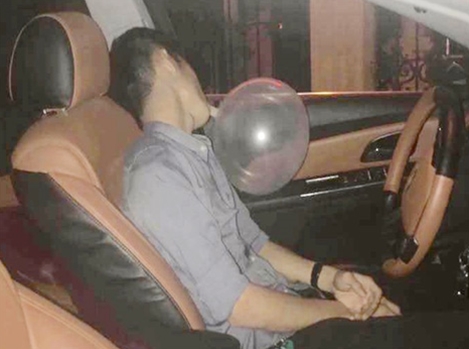 Tài xế ngậm bóng bay trong xe gây tai nạn liên hoàn!