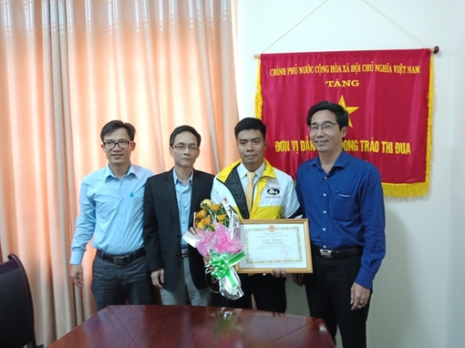 Tài xế taxi trả lại 200 triệu đồng cho du khách bỏ quên 