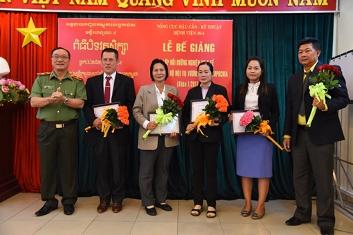 Bồi dưỡng nghiệp vụ cho cán bộ y tế Bộ Nội vụ Vương quốc Campuchia