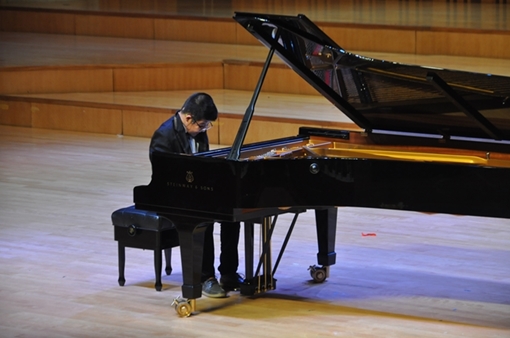 Con trai nghệ sĩ Quốc Tuấn nhận học bổng hỗ trợ tài năng âm nhạc trẻ