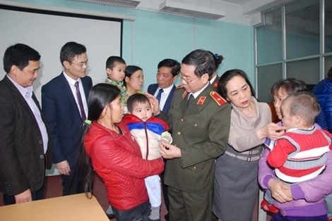 Báo CAND mang yêu thương đến với người bệnh