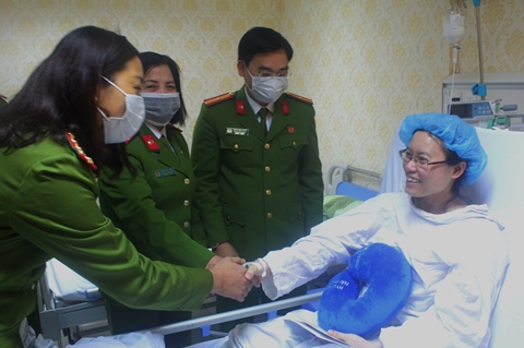 Học viện CSND thăm, gửi tặng 25 triệu đồng nữ BS từ chối điều trị ung thư để sinh con