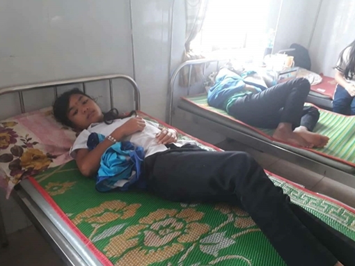 Sau bữa cơm, 30 học sinh nhập viện do bị ngộ độc