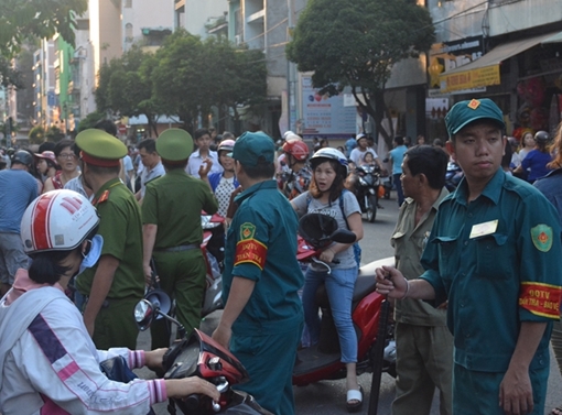 Hàng trăm cán bộ Công an đẫm mồ hôi bảo vệ lễ hội Tết Nguyên Tiêu ở Chợ Lớn