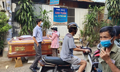 (RÙNG RỢN) Em trai tự đào huyệt chôn xác chị ruột trong nhà