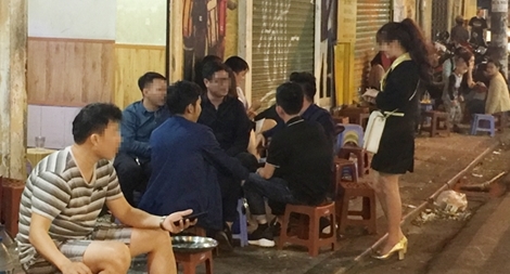 Nữ PG: Bên trong nụ cười là nước mắt