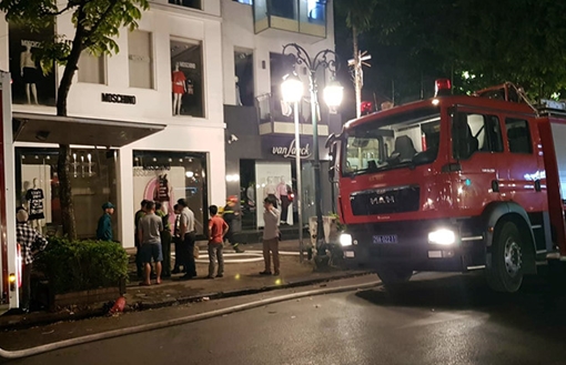 Cháy cửa hàng quần áo trên phố Hai Bà Trưng