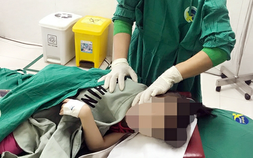 Rùng mình gắp đồng xu trong thực quản bé gái