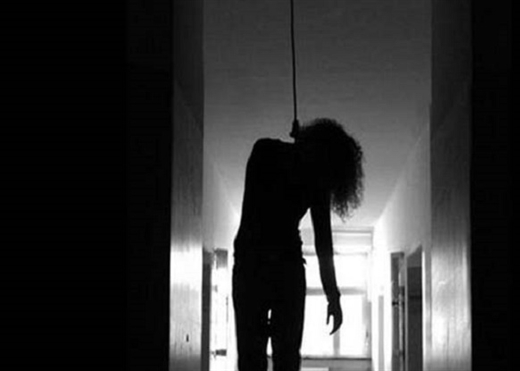 Cô gái chết trong tư thế treo cổ ở phòng trọ
