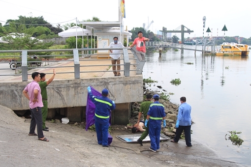 Phát hiện thi thể bảo vệ dân phố trên sông