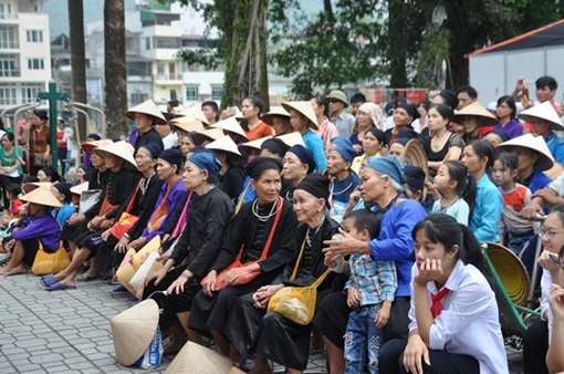 Người dân chen chân xem hát Then ở Hà Giang