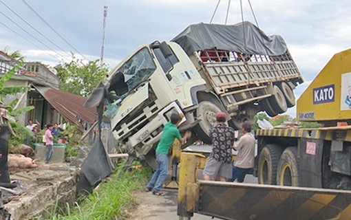 Cụ bà 80 thoát chết sau khi xe tải mất lái lao thẳng vào nhà