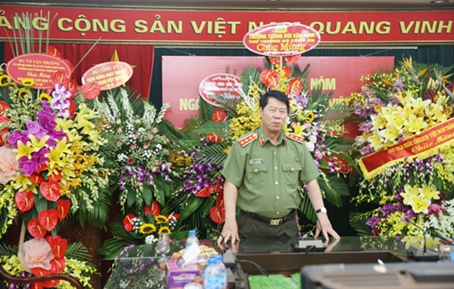 Thứ trưởng Bùi Văn Nam thăm và chúc mừng Báo CAND