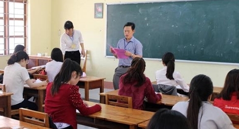 Giám thị được yêu cầu... không mặc váy khi coi thi (?)