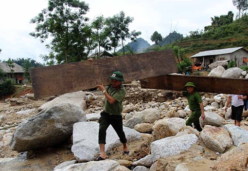 Cán bộ Công an vượt suối giúp dân sau mưa lũ