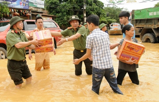 Sáng đẹp sắc phục CAND giúp dân trong mưa lũ