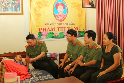 Công an các đơn vị, địa phương tri ân các gia đình chính sách dịp 27-7