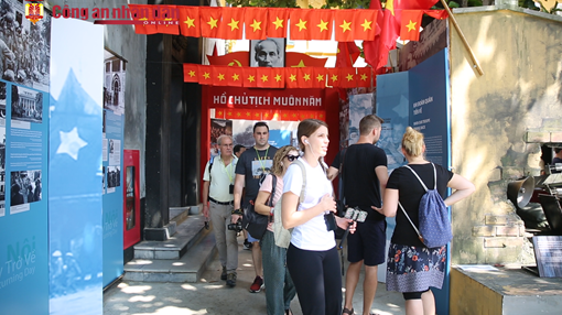 Hàng nghìn du khách đến với trưng bày “Hà Nội ngày trở về”